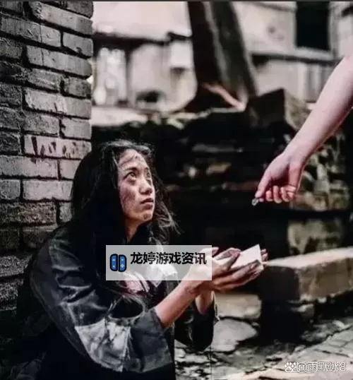 温情瞬间:乞丐端着碗要饭的照片展现人间真情图1