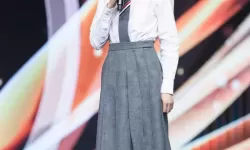 郑爽复古校服引领时尚潮流，重温校园青春记忆