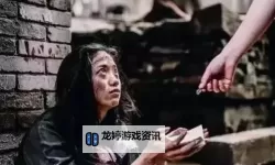 温情瞬间：乞丐端着碗要饭的照片展现人间真情