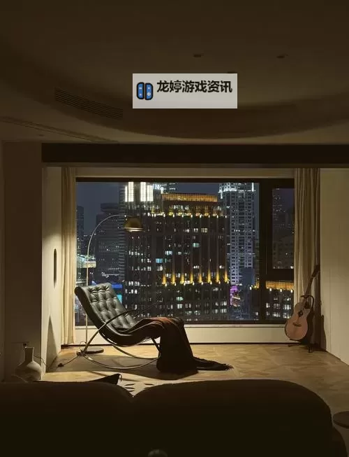 张律渝与吕总共同欣赏落地窗下的都市风景图1