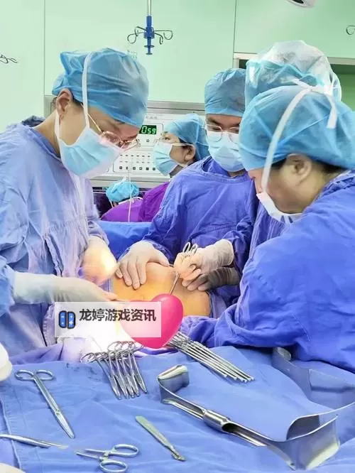 孕妇分娩过程中腿分大开的视频欣赏与解析图1