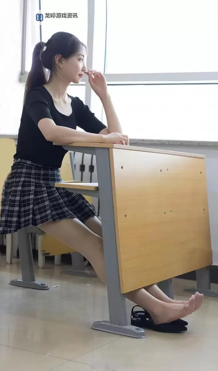 老师们好穿好了丝袜让我们一起玩:轻松愉快的校园时光图1