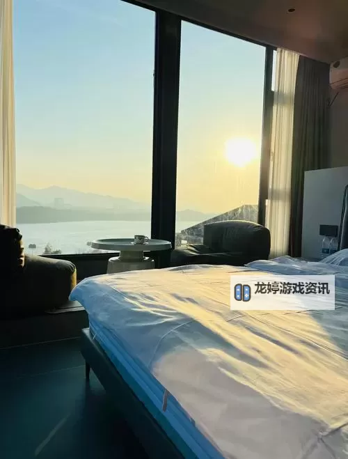 在酒店落地玻璃窗前做梦想的追寻图1
