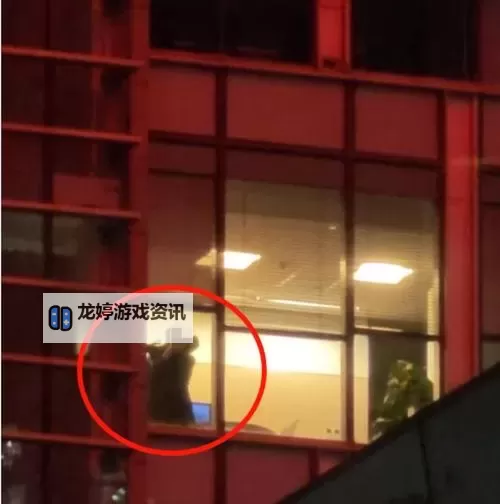 在酒店落地玻璃窗前做强了你:瞬间点亮的心灵瞬间图1