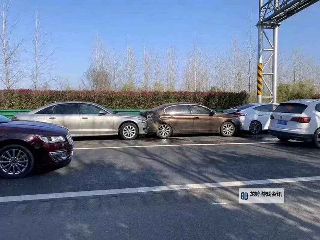 在车里被撞了八次高:从惊魂到反思的真实经历图1