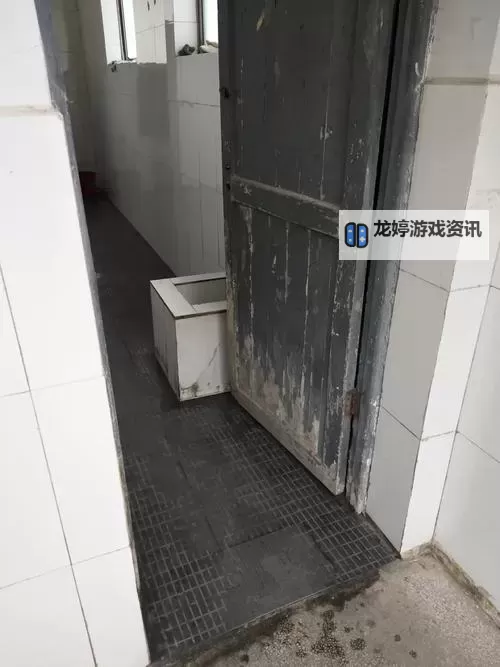 揭秘沟厕偷窥极品沟厕精品：不为人知的隐秘世界图1