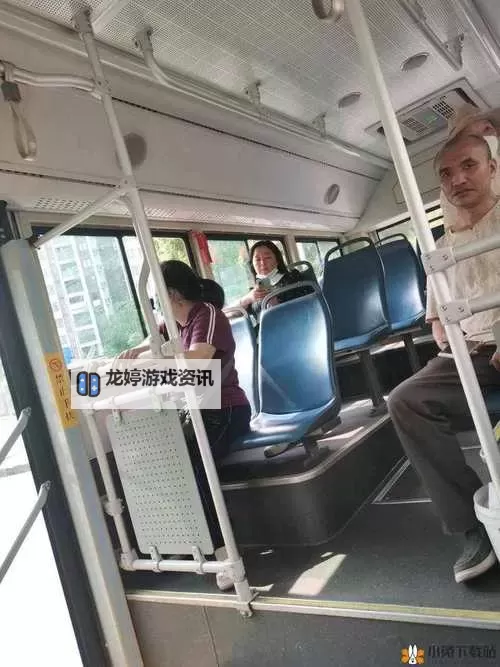 在公交车上弄到高C了最后一排：意外的惊喜与尴尬瞬间图1