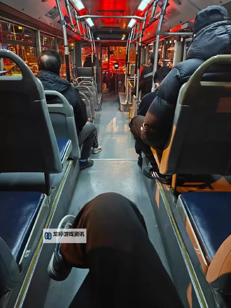 城市变迁中的故事：坐公交车最后一排农民工的坚守与希望图1