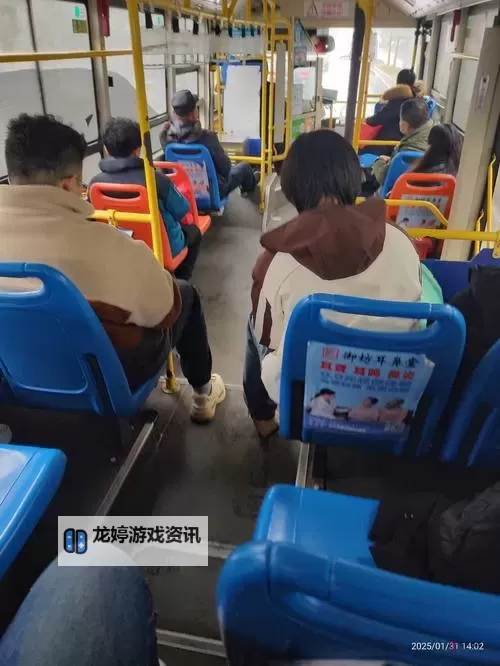 坐公交车最后一排农民工:城市记忆里的沉默轮廓图1