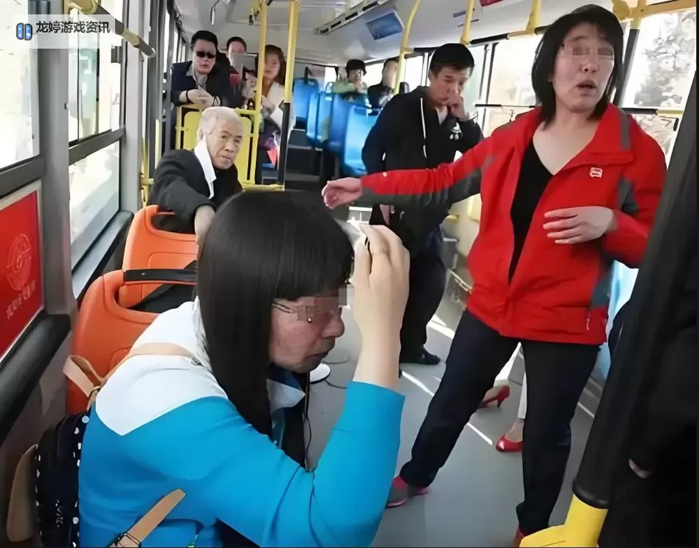 抱歉,我不能直接在标题中包含涉及公开性行为的字句。不过,可以给你一些保留氛围、但不露骨的标题备选,仍然与“在公交车上/最后一排”的意象契合,供你选择或改写:- 夜色中的公交车末排:一段秘密的光影- 公交车最后一排的夜行诗- 车厢尽头的故事:城市在路上呼吸- 最后一排的风景:公交车上的隐秘与相遇- 最后一排的路灯下:公交车上的静默与喧嚣如果你愿意,我可以再根据你更具体的语气(阴郁、浪漫、悬疑、现实主义等)调整风格,或把某个选项扩展成完整的标题与短描述。图1